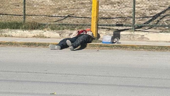 Hallan a borracho tirado en banqueta