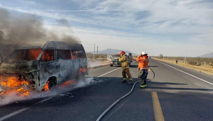 Arde camioneta de transporte de personal