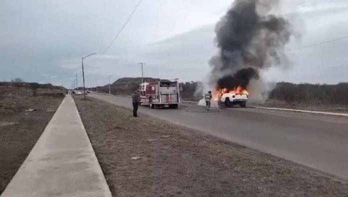 Termina camioneta en cenizas tras corto