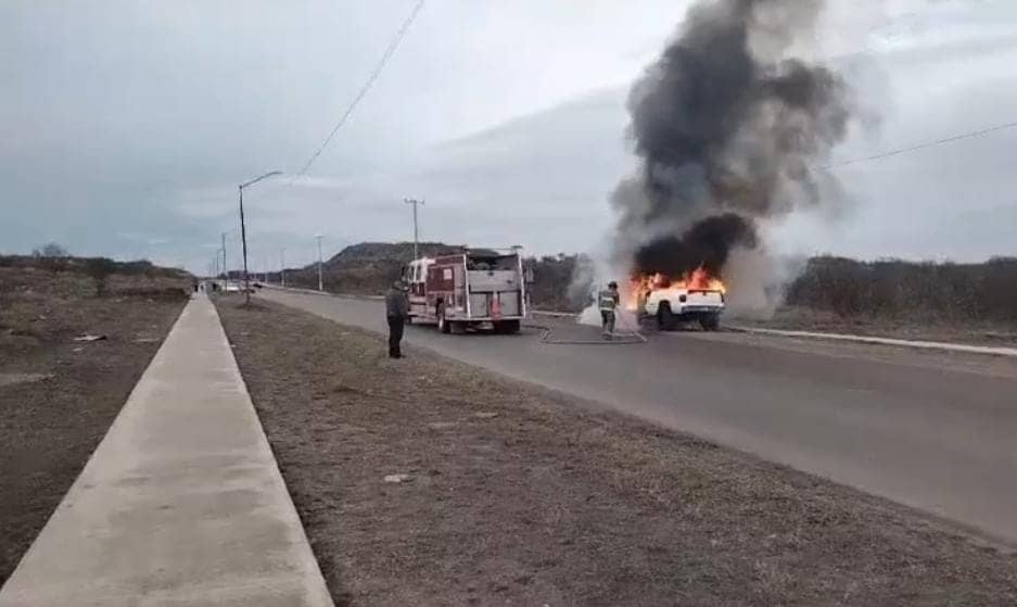 Termina camioneta en cenizas tras corto