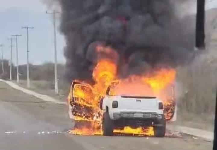 Termina camioneta en cenizas tras corto