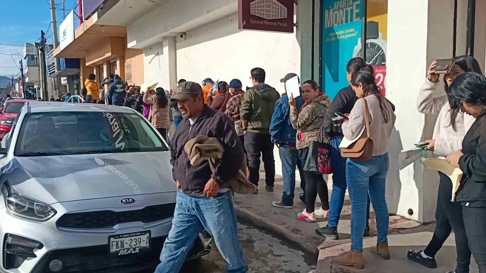 Ciudadanos acuden a última hora a tramitar su credencial para votar con fotografía.