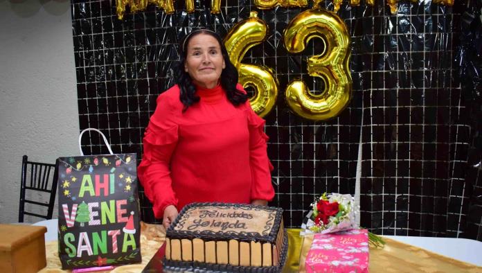 Festejan cumpleaños a Yolanda