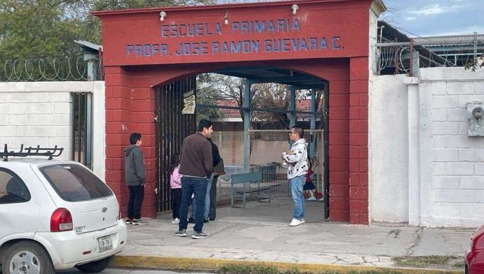 Padres de familia toman la escuela primaria José Ramón Guevara