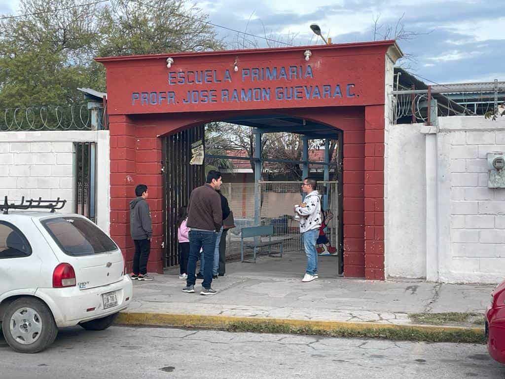 Padres de familia toman la escuela primaria José Ramón Guevara