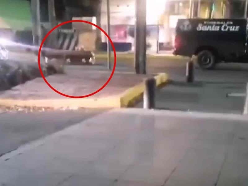 Camioneta deja caer por accidente ataúd con todo y cuerpo a la calle