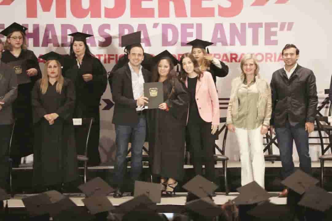 Un total de 758 mujeres recibieron su certificado de preparatoria por parte del Gobernador Manolo Jiménez Salinas.
