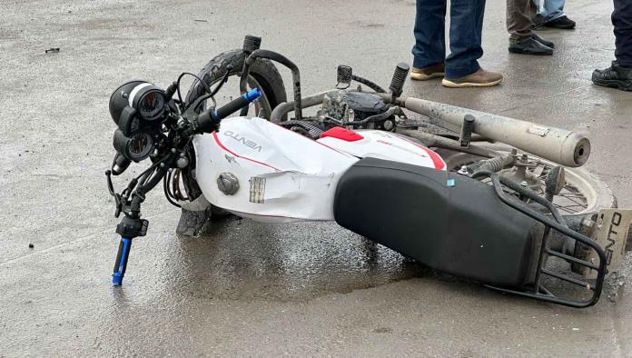 Mandan a motociclista de 18 años al hospital tras CHOCAR contra camioneta