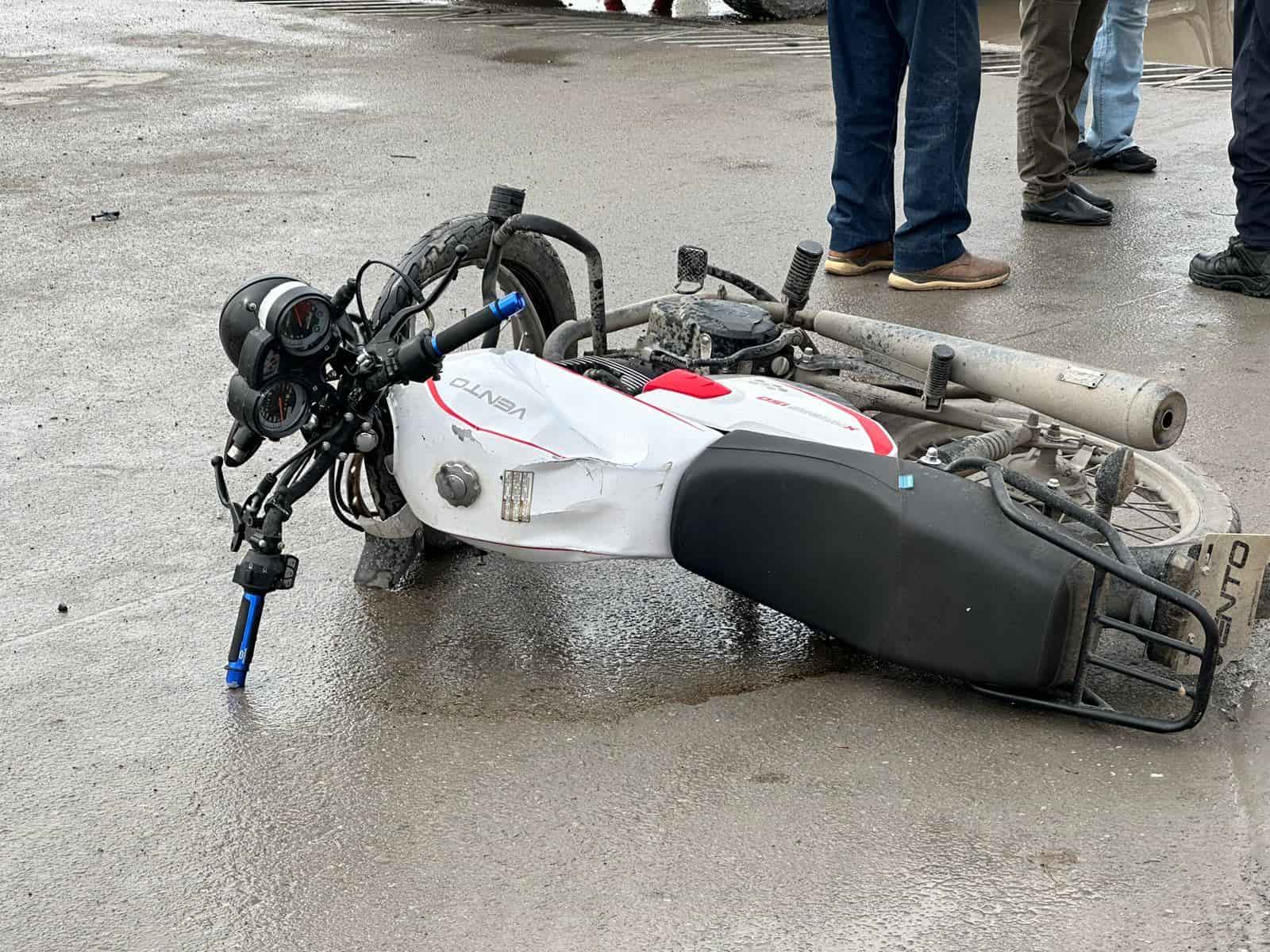 Mandan a motociclista de 18 años al hospital tras CHOCAR contra camioneta