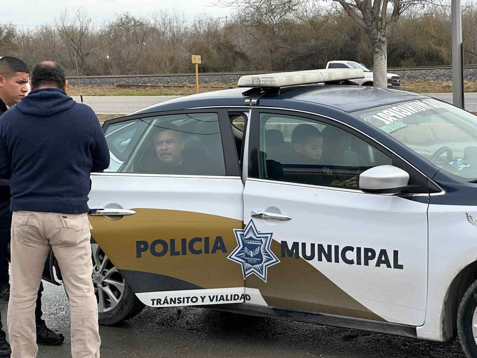 Mandan a motociclista de 18 años al hospital tras CHOCAR contra camioneta