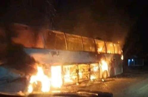 Queman autobuses y dejan narcomantas en Tabasco