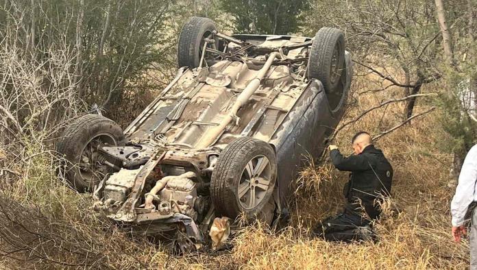 Vuelca y abandona camioneta