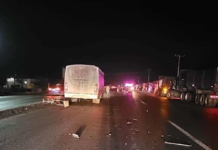 ¡Fuerte choque! Autobús impacta auto con menores dentro en Nava