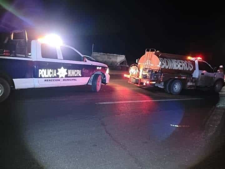 ¡Fuerte choque! Autobús impacta auto con menores dentro en Nava