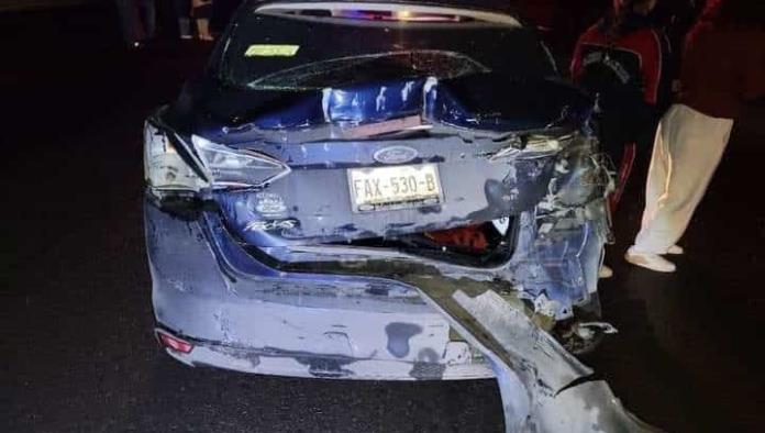 ¡Fuerte choque! Autobús impacta auto con menores dentro en Nava