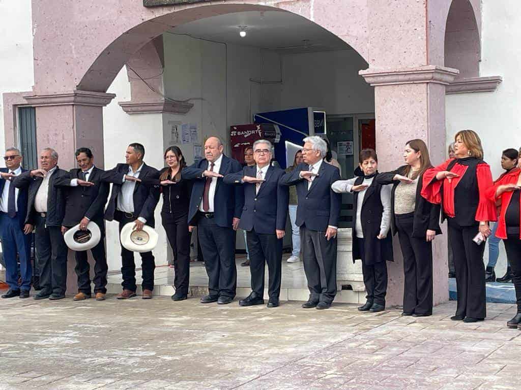 Festejan autoridades 108 años en Castaños