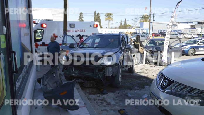 Trepa abuelito ‘troca’ en plaza comercial