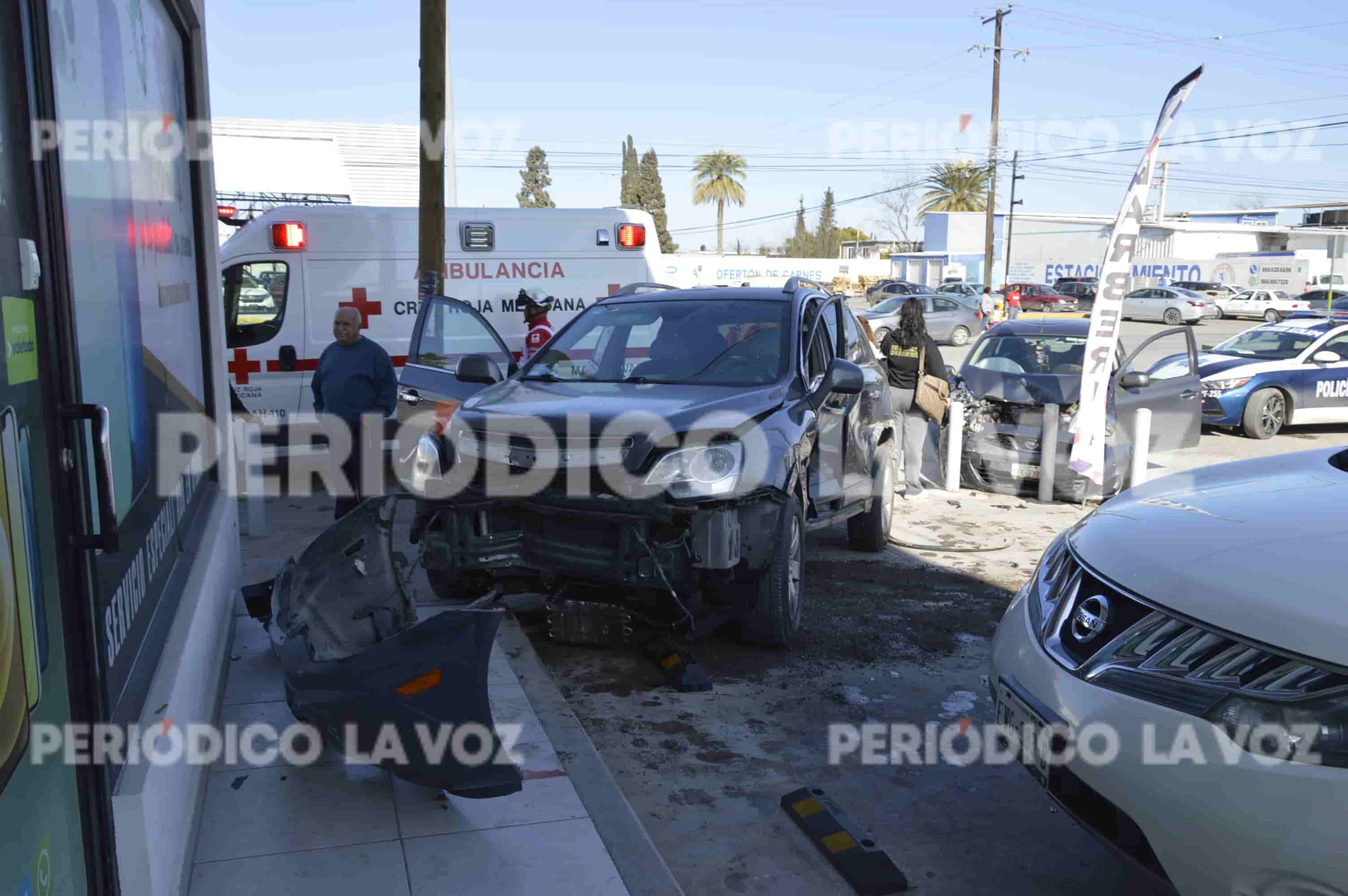 Trepa abuelito ‘troca’ en plaza comercial