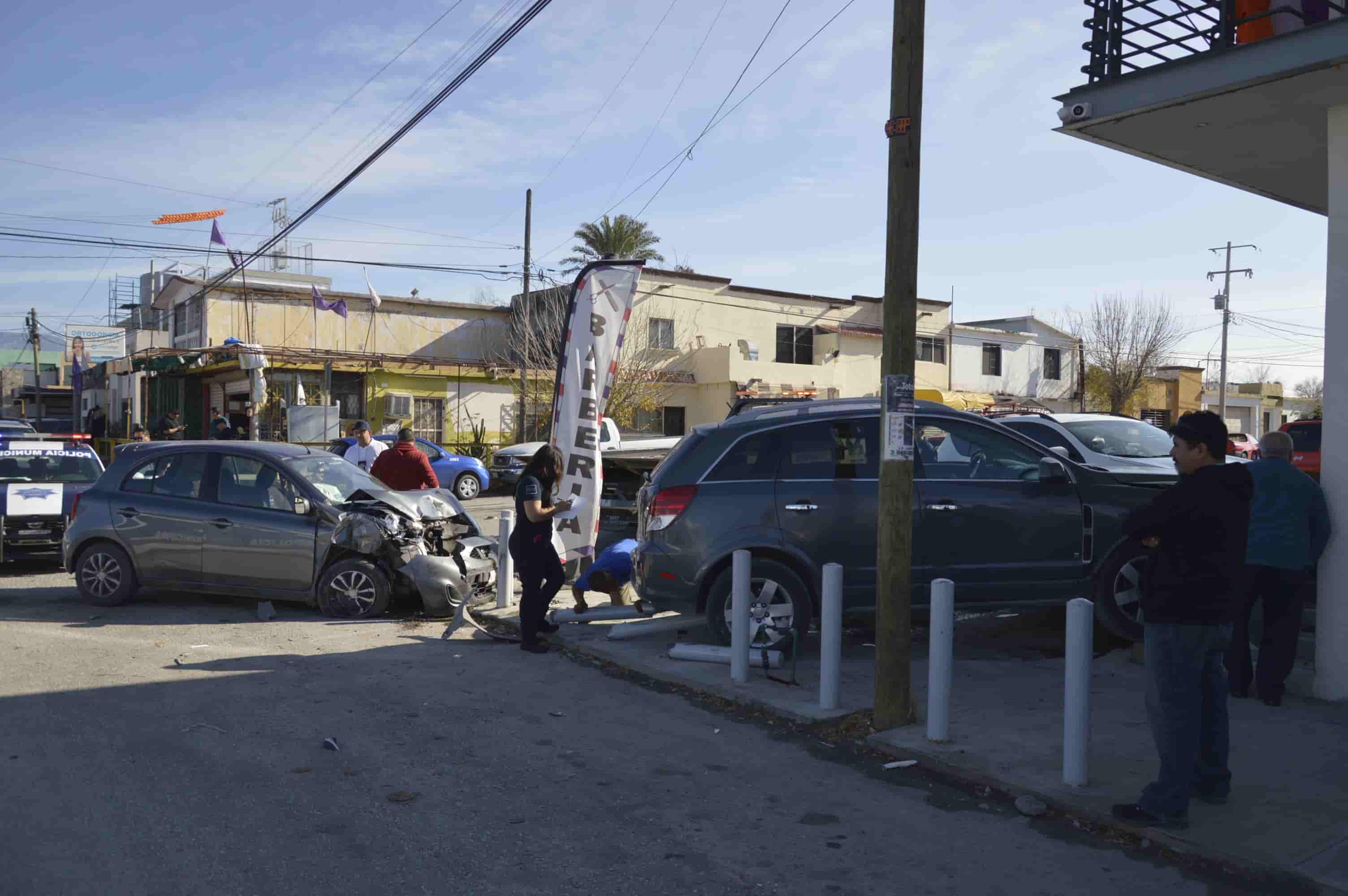 Trepa abuelito ‘troca’ en plaza comercial