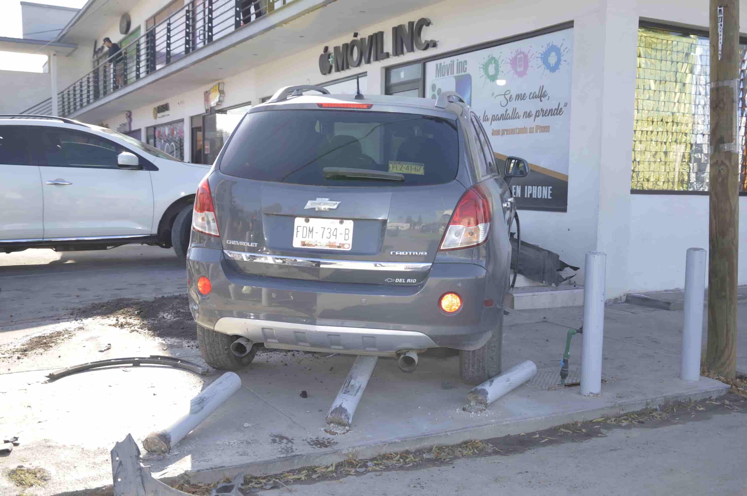 Trepa abuelito ‘troca’ en plaza comercial