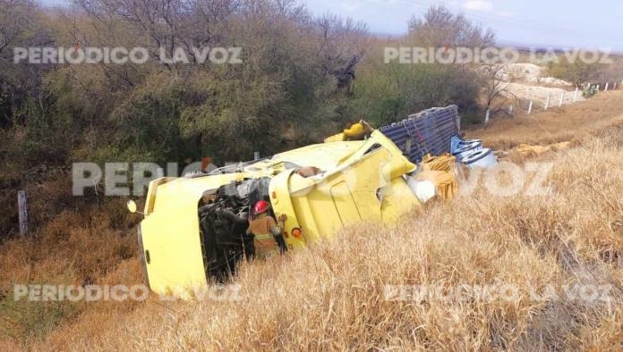 Vuelca trailero en la federal 53