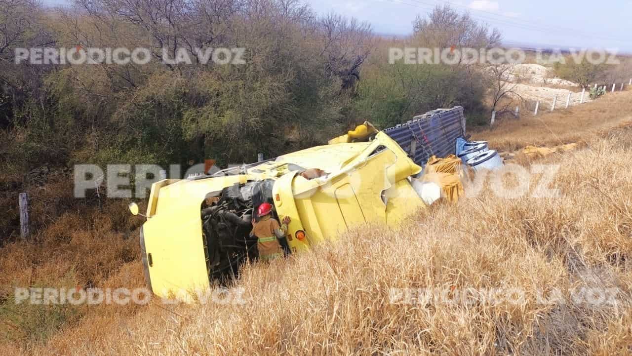 Vuelca trailero en la federal 53