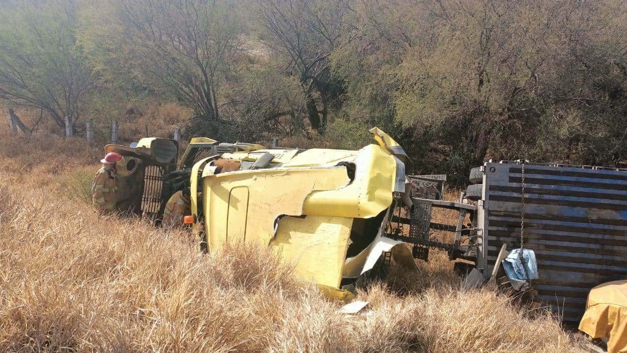 Vuelca trailero en la federal 53