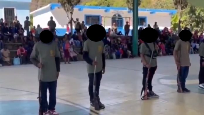 Comunidad indígena de Guerrero arma a niños y niñas para combatir el crimen organizado