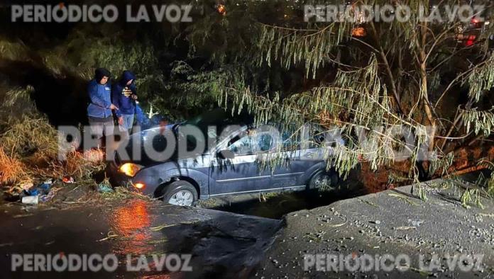 Cae con auto en canal de desagüe 