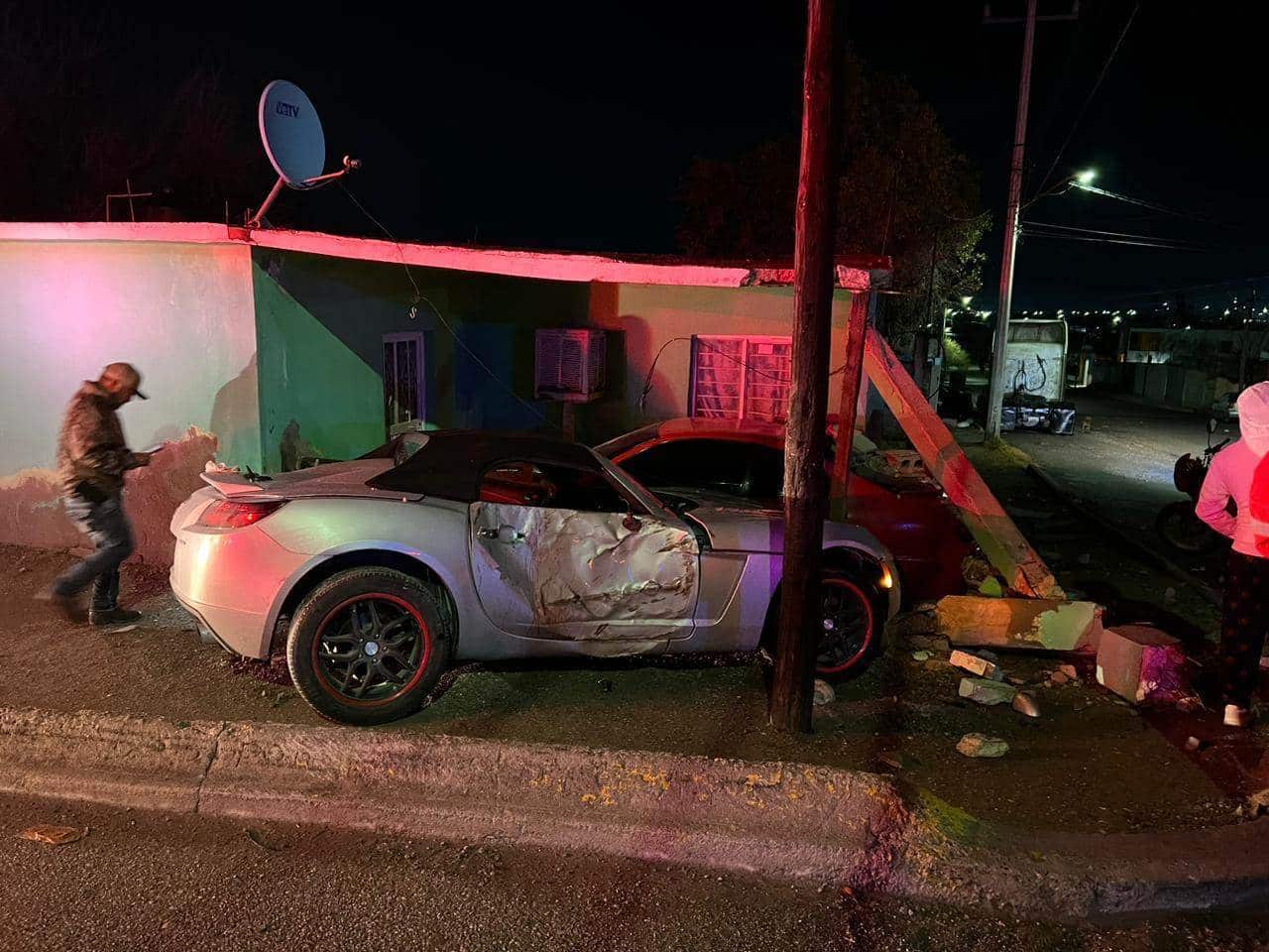 Destroza alucín auto de su amigo