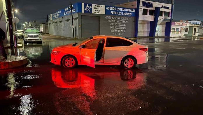 Rebota contra camellón de la avenida Acereros