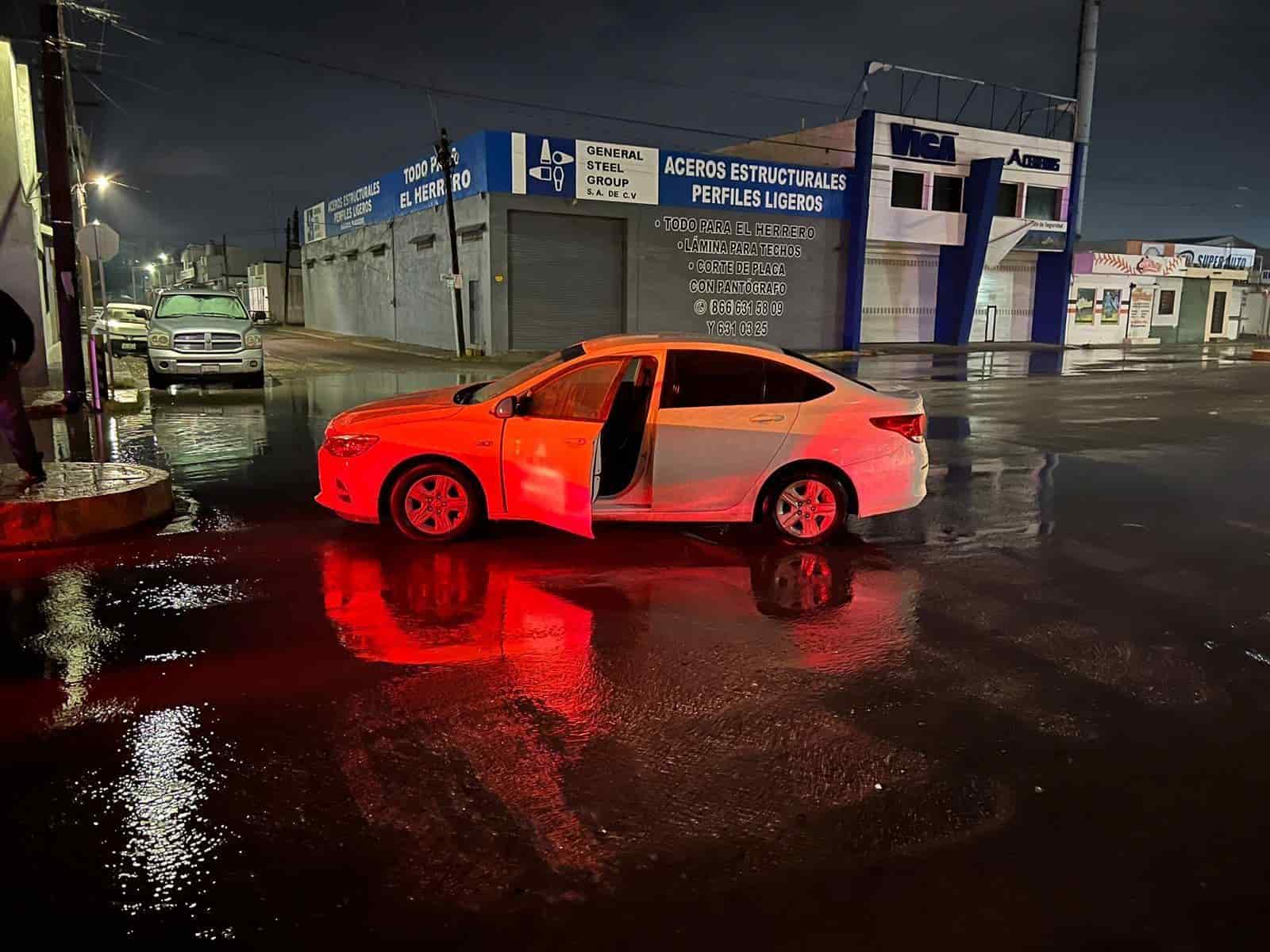 Rebota contra camellón de la avenida Acereros