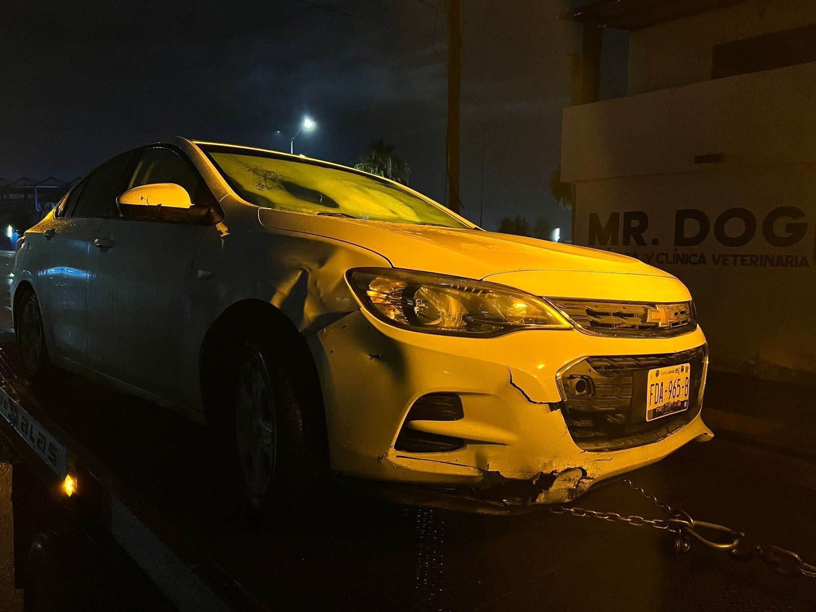 Rebota contra camellón de la avenida Acereros