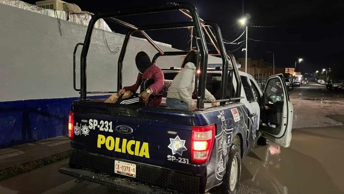 Se drogaba parejita afuera de tienda