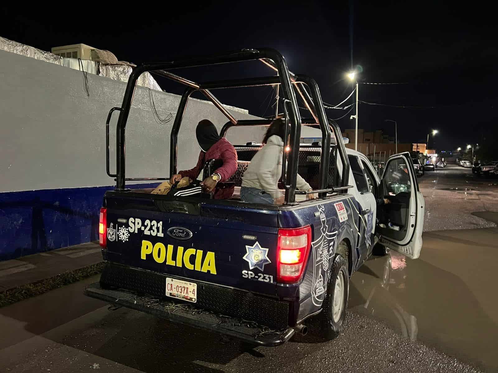 Se drogaba parejita afuera de tienda