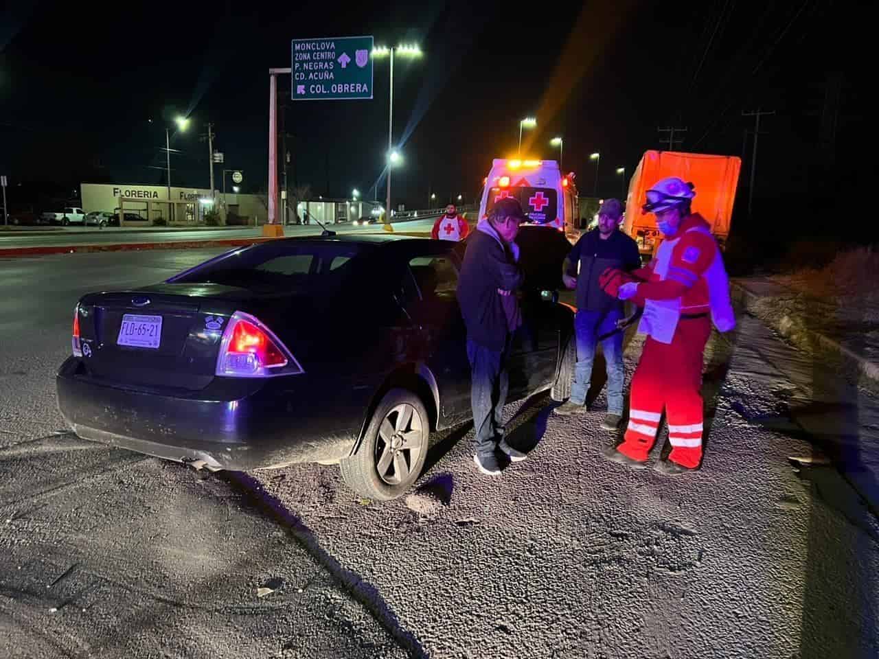 Les choca auto y sale huyendo