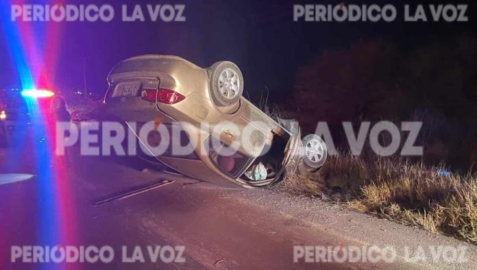 Conductor abandona vehículo tras volcadura