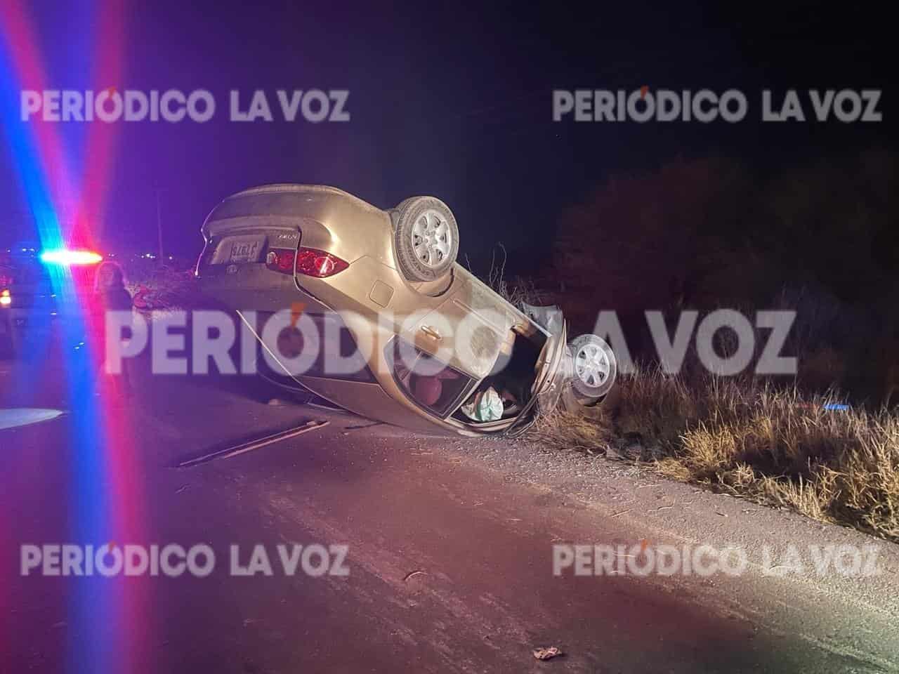 Conductor abandona vehículo tras volcadura