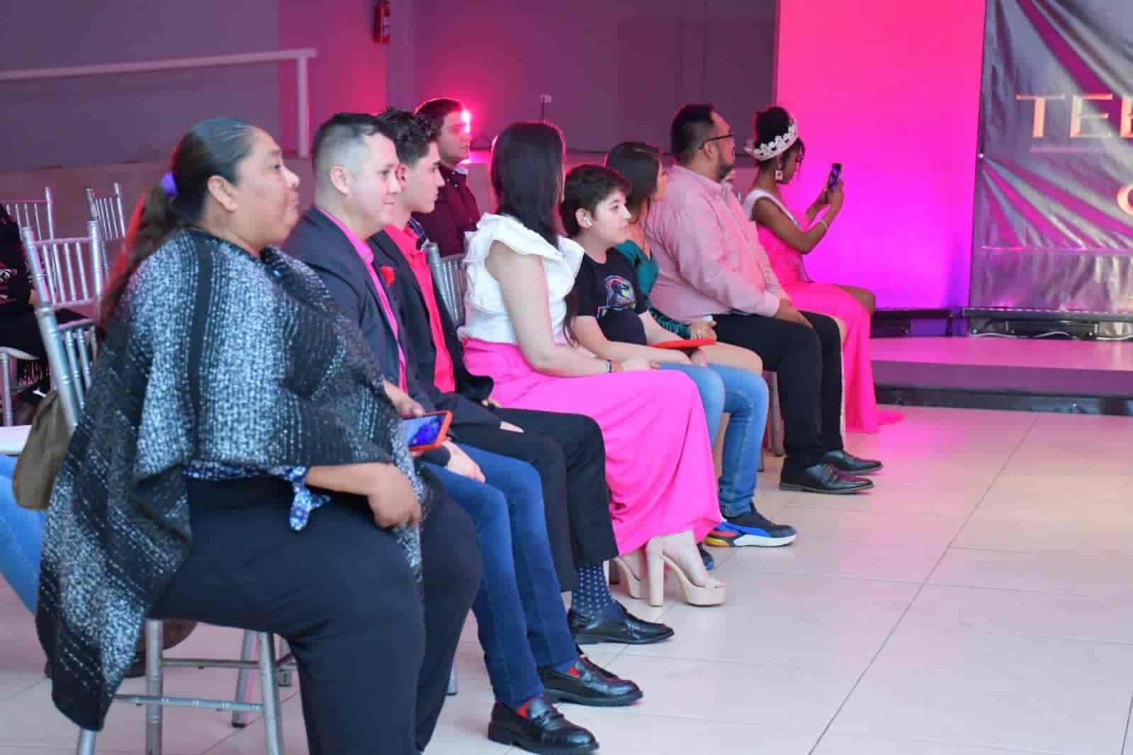 ¡MUCHO ESTILO! Se realizó la inauguración de la Pasarela Pink en Nava
