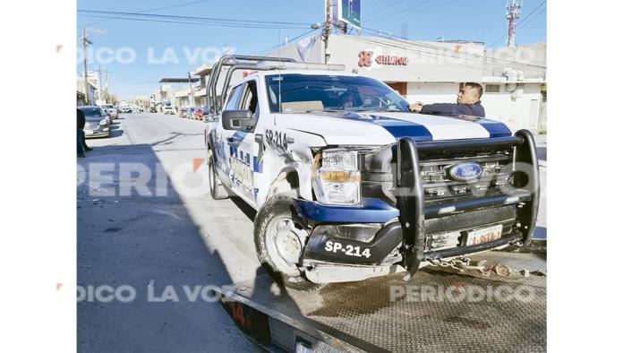 Choca con patrulla; lesiona a preventivos