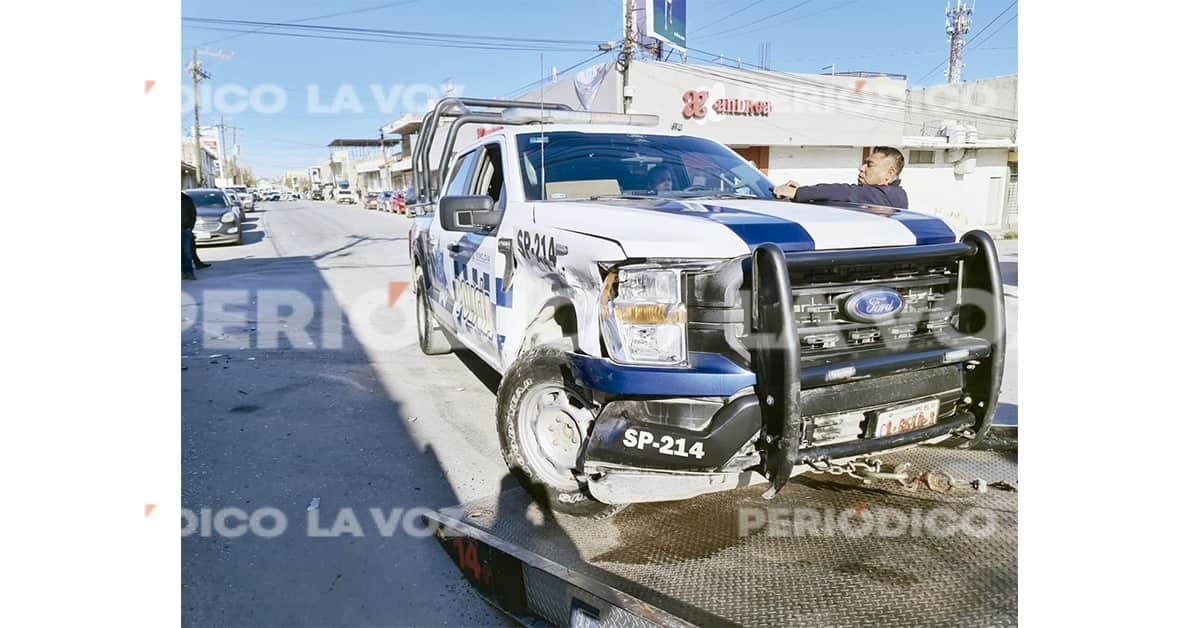 Choca con patrulla; lesiona a preventivos