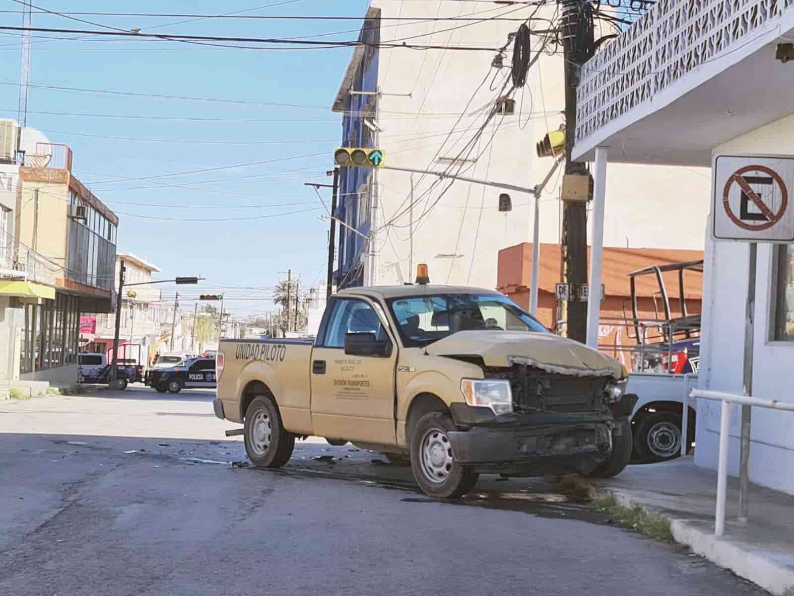 Choca con patrulla; lesiona a preventivos