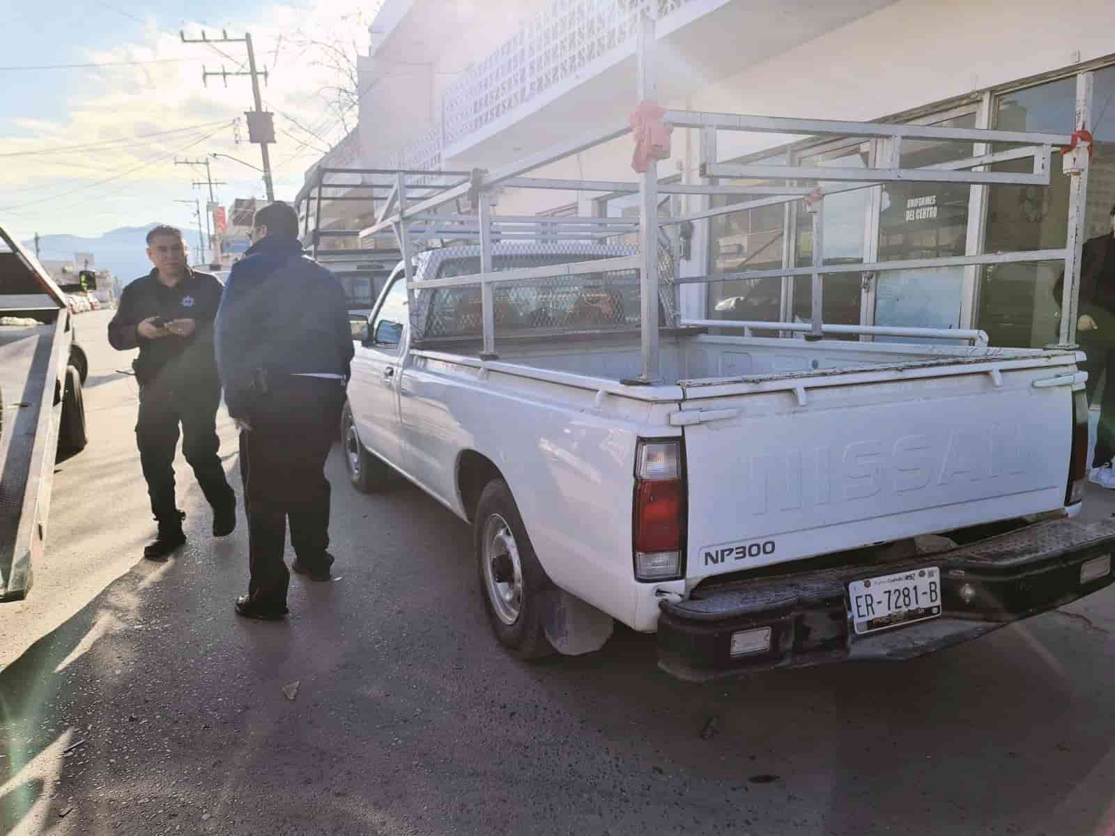 Choca con patrulla; lesiona a preventivos