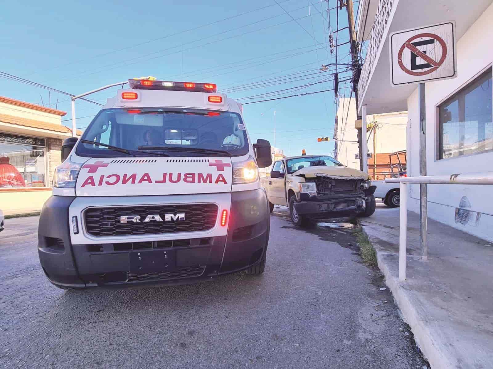 Choca con patrulla; lesiona a preventivos