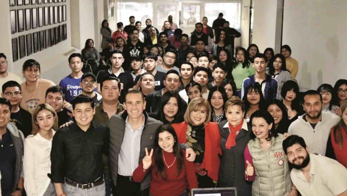 Orientan a jóvenes con “El amor no es ciego”