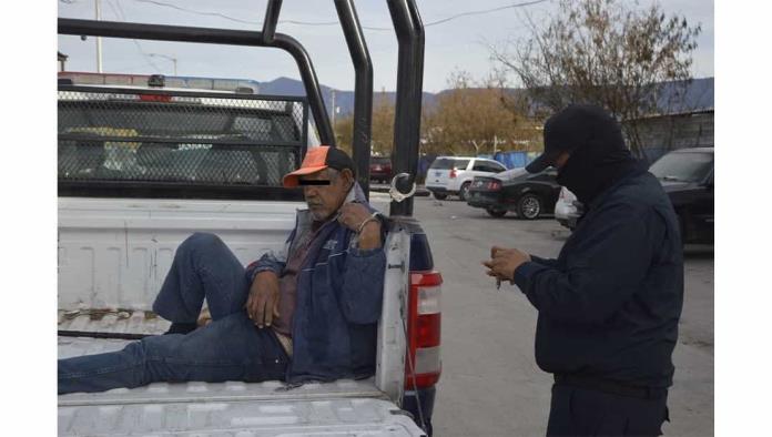 Se queda tirado afuera de tienda