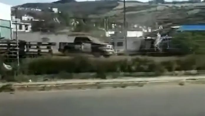 Captan a policía de Querétaro jugando a ser Toreto; Hacia arrancones con su patrulla