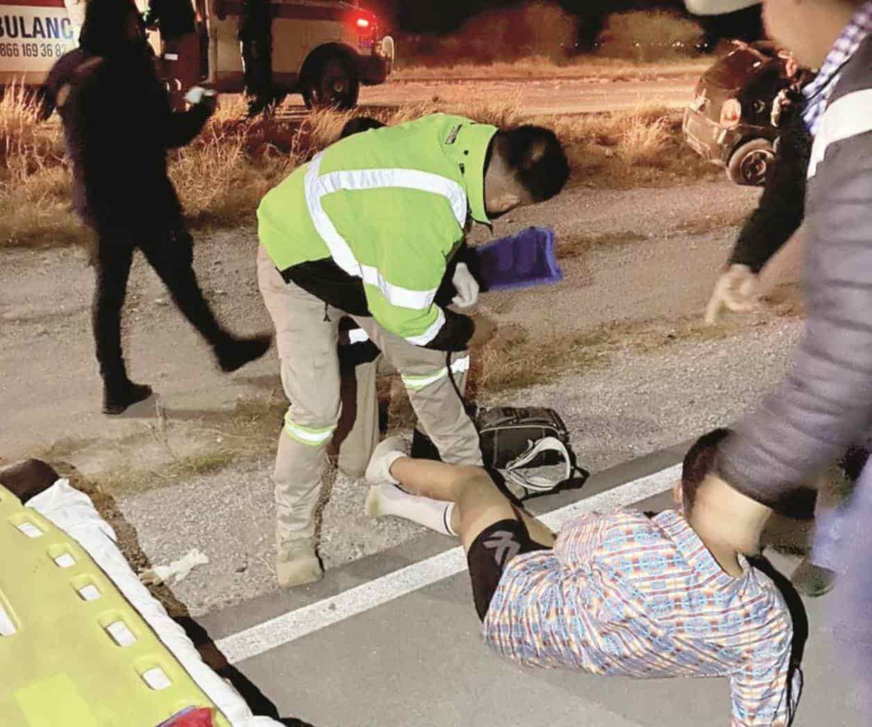 Vuelcan jóvenes en la 30 y resultan lesionados