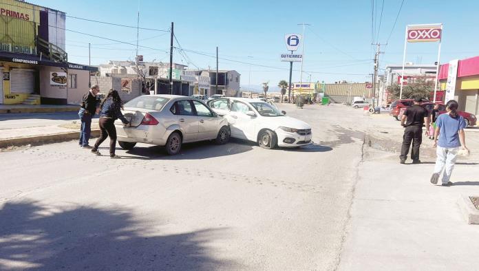 Deja conductor a 2 niños lesionados según le falló el volante