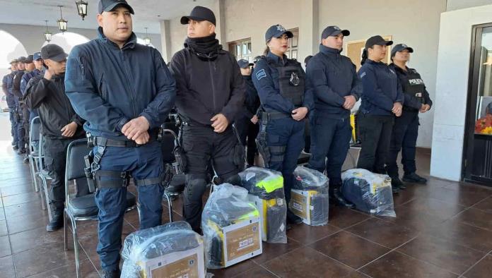 Entregan uniformes a policías de Frontera